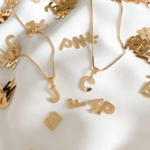 Colar Letra Lisa Essencial Banhado Em Ouro