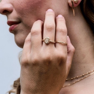 Anel Oval Cravejado Aura Banhado Em Ouro 18k