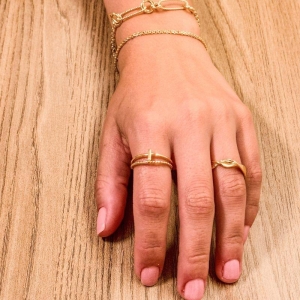 Anel Torcido Liso Aura Banhado Em Ouro 18k
