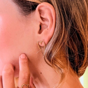 Brinco Coração Vazado Liso Grande Coleção Aura Banho Ouro 18k Semijoia
