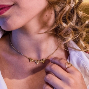 Colar Choker 3 Corações Curvadinho Aura 40CM Banhado Em Ouro