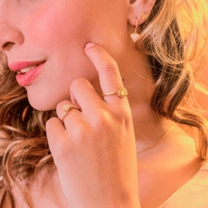 Anel Coração Cravejado Lateral Aura Banhado Em Ouro 18k