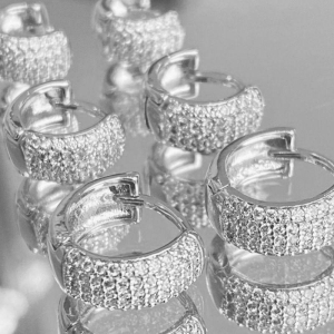 Brinco Trio De Argolas Cravejadas Grossa Best Seller Banhado Em Ródio