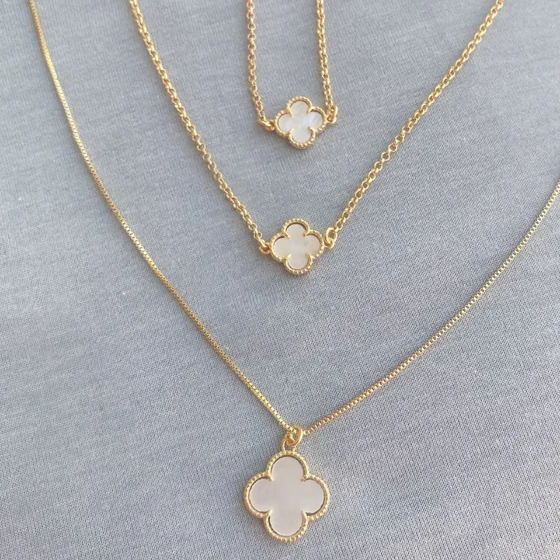 Colar Trevo Madre Pérola Delicado Essencial 35CM Banhado Em Ouro