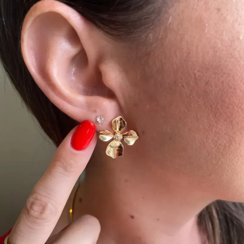 Brinco Flor com Zirconias Coleção Paris Banho Ouro 18k Semijoia