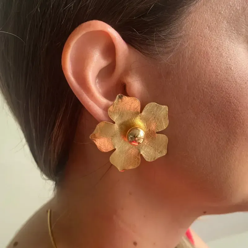 Brinco Flor Grande Coleção Paris Banho Ouro 18k Semijoia