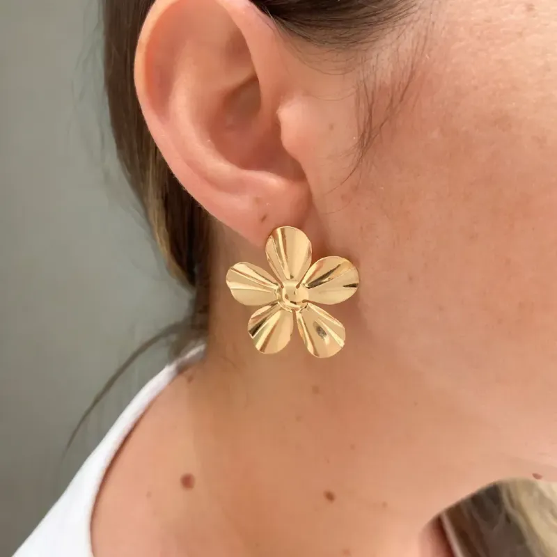 Brinco Flor Liso Grande Banho Ouro 18k Semijoia