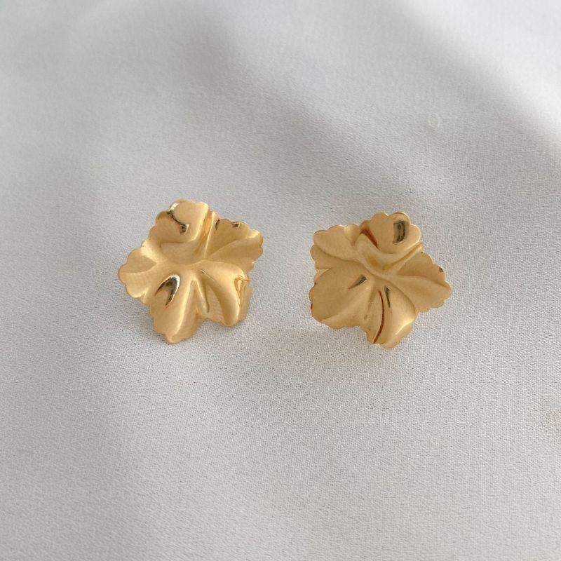 Brinco Flor Lisa Pequena Coleção Milão Banho Ouro 18k Semijoia