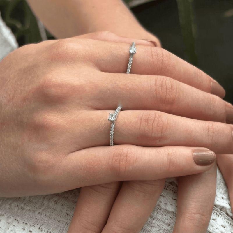 Anel Solitário Cravejado Best Seller Banho Essencial Banhado Em Ródio Branco