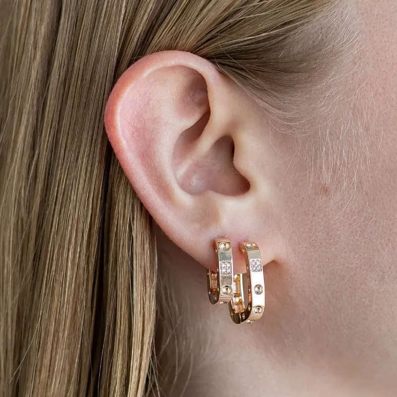 Brinco Argola Retangular Click com Zirconias Médio Banho Ouro 18k Semijoia