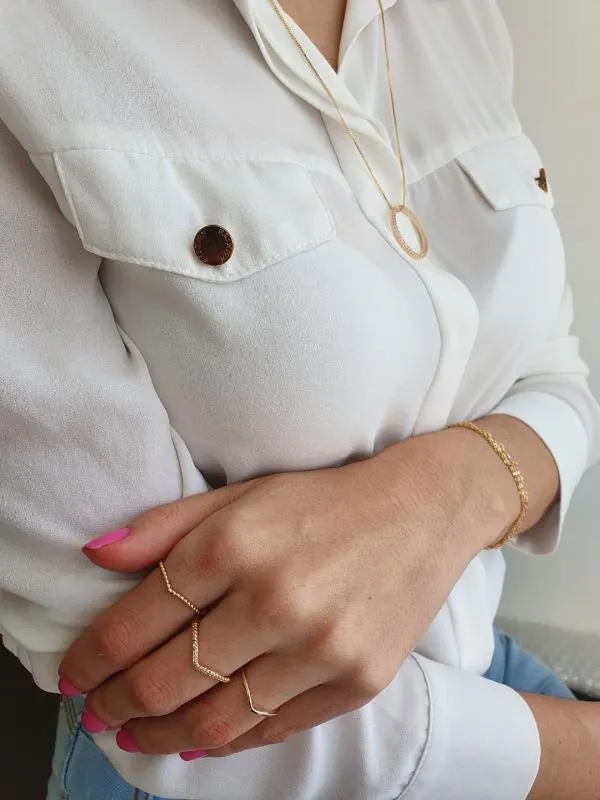 Anel V Com Bolinhas Essencial Banhado Em Ródio Branco