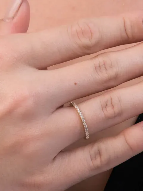Anel Meia Aliança Cravejada Zirconias Essencial Banhado Em Ouro 18k