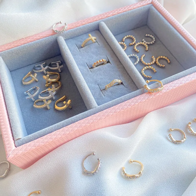 Brinco Piercing de Cruz Cravejado -Fake Banho Ouro 18k Semijoia
