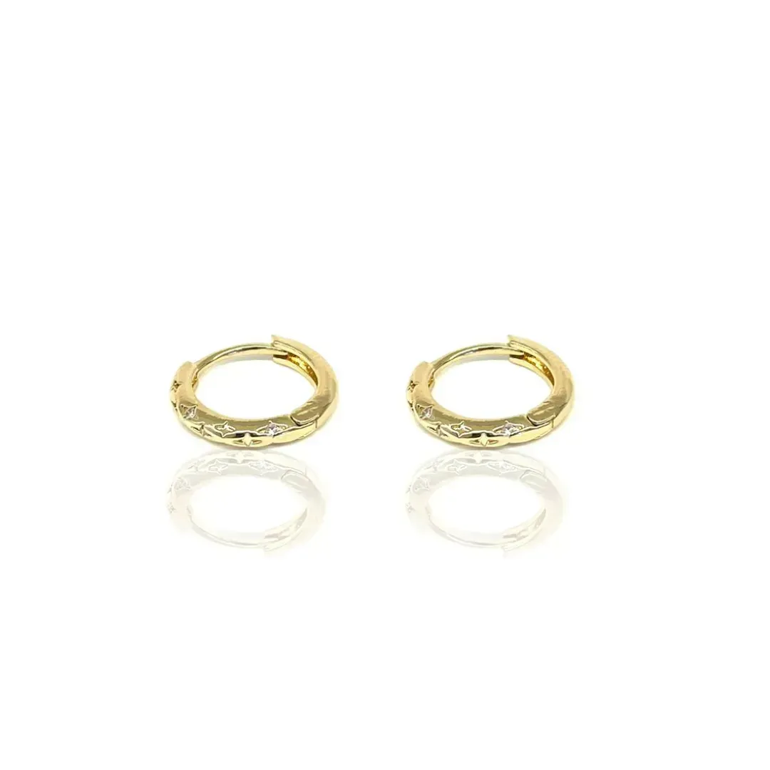 Brinco Argola Detalhada com Zirconias Banho Ouro 18k Semijoia