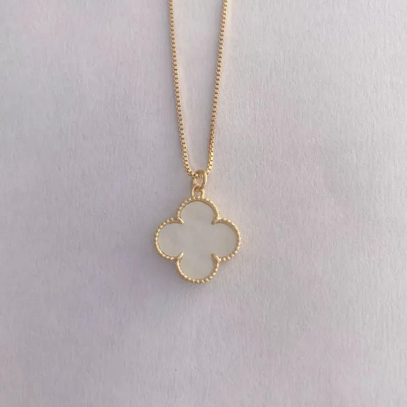 Colar Trevo Madre Pérola Essencial 45CM Banhado Em Ouro