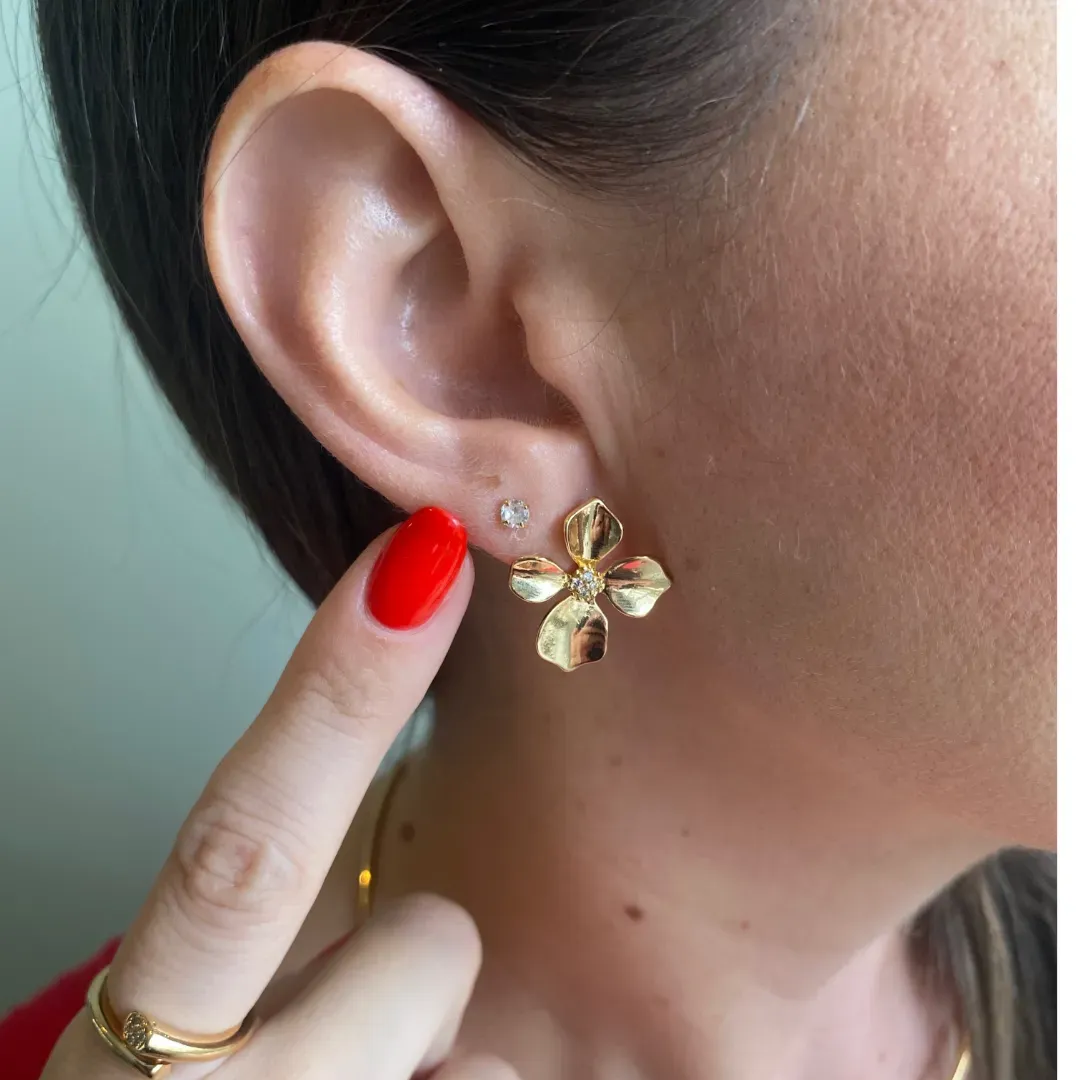 Brinco Flor com Zirconias Coleção Paris Banho Ouro 18k Semijoia