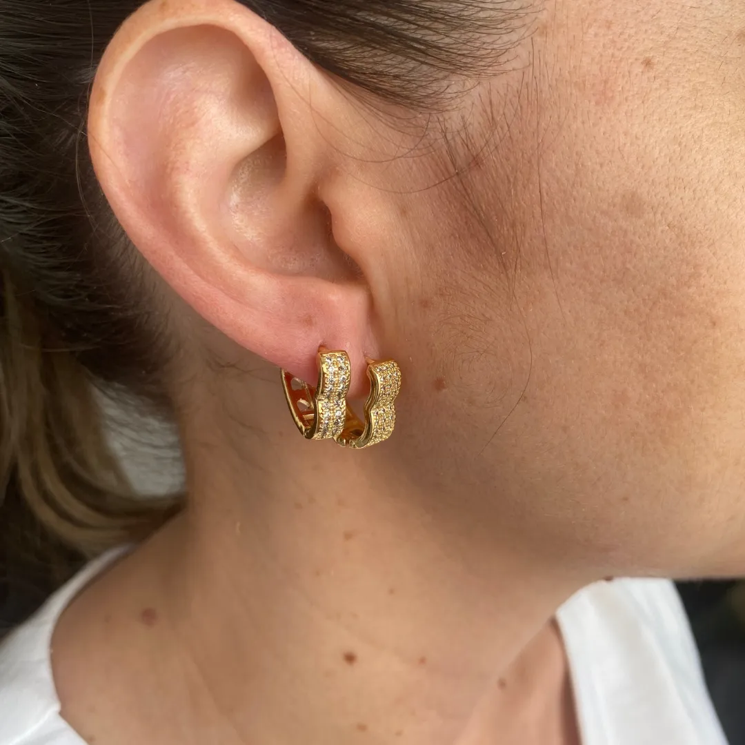 Brinco Argola Coração 2 Zirconias Médio Coleção Zurique Banho Ouro 18k Semijoia