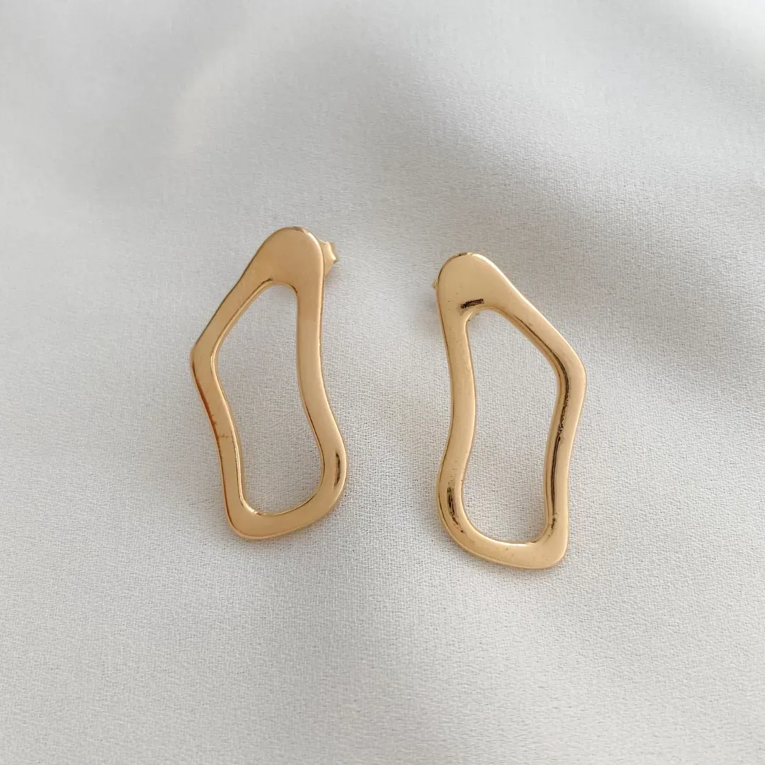 Brinco Orgânico Liso Coleção Milão Banho Ouro 18k Semijoia