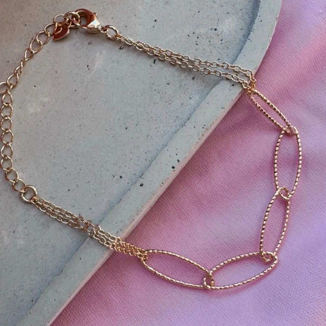 Pulseira Elos Trabalhados Brilhantes Essencial Banhado Em Ouro