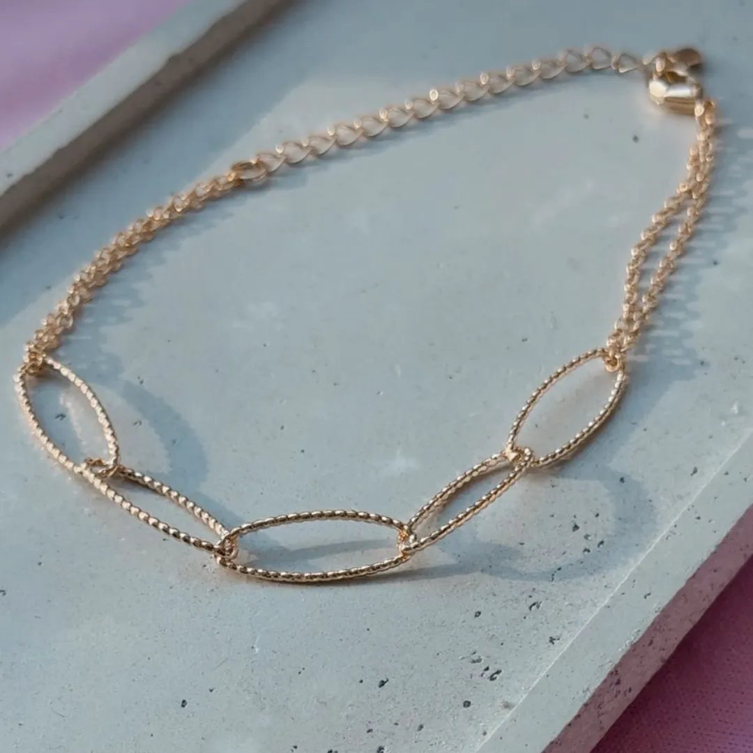 Pulseira Elos Trabalhados Brilhantes Essencial Banhado Em Ouro