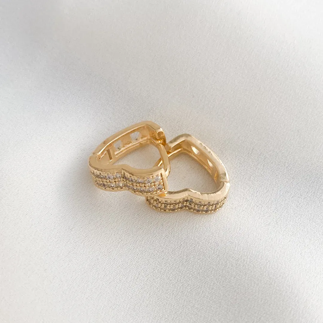 Brinco Argola Coração 2 Zirconias Médio Coleção Zurique Banho Ouro 18k Semijoia