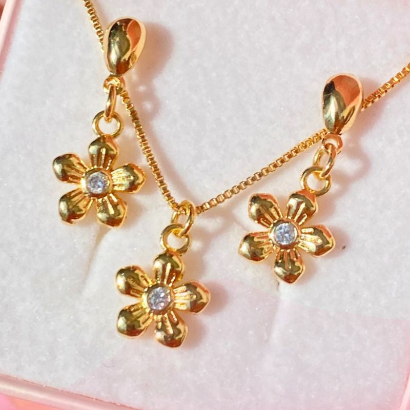 Brinco Trevo com Zirconias Banho Ouro 18k Semijoia