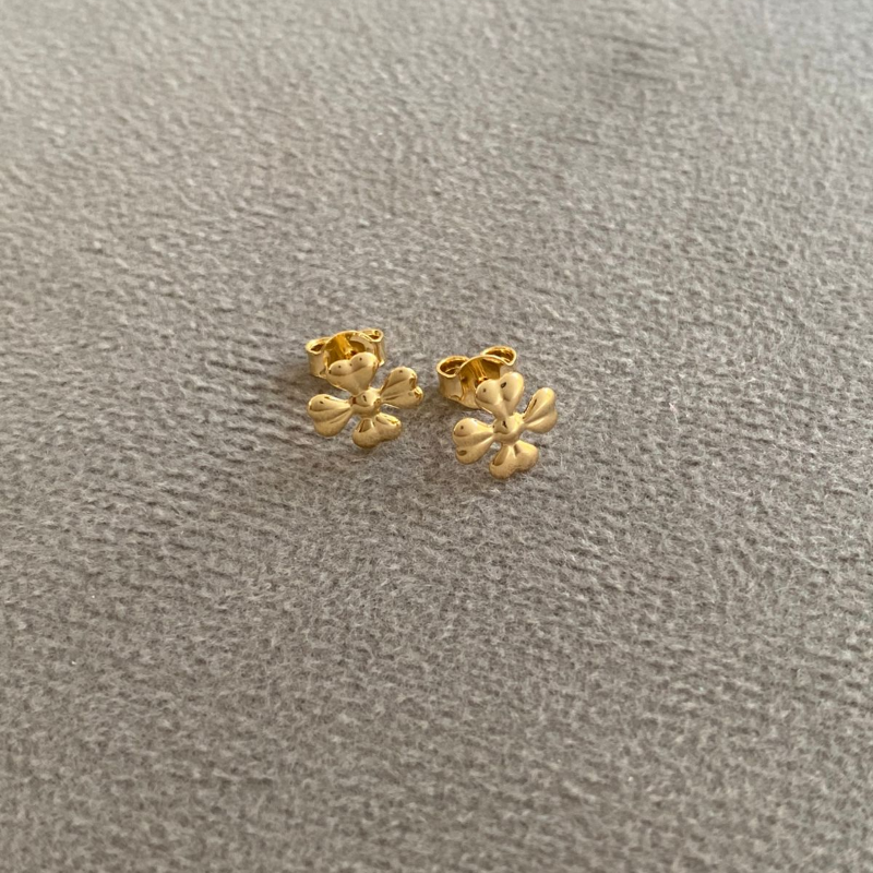 Brinco Flor Liso Banho Ouro 18k