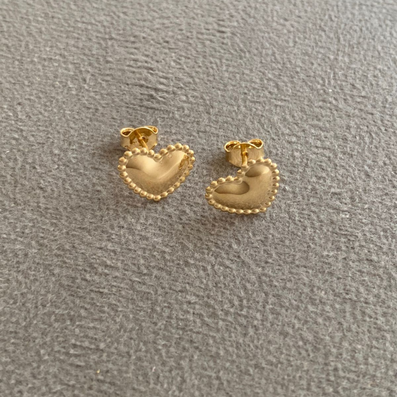 Brinco Coraçào com Bolinhas Liso Banho Ouro 18k