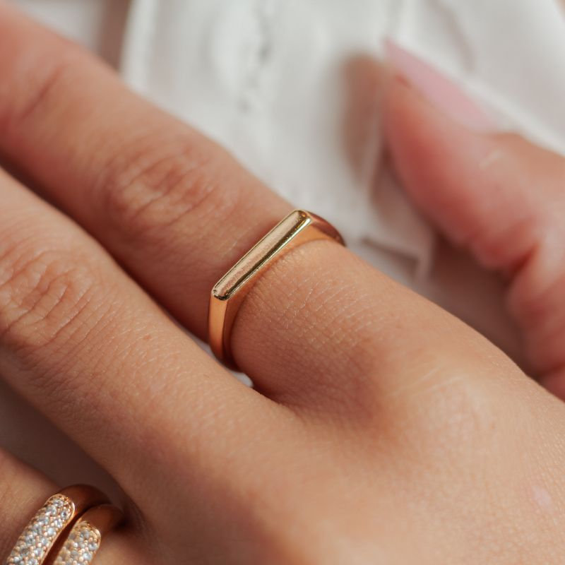 Anel Minimalista Retangular Pequeno Wine Banhado Em Ouro 18k