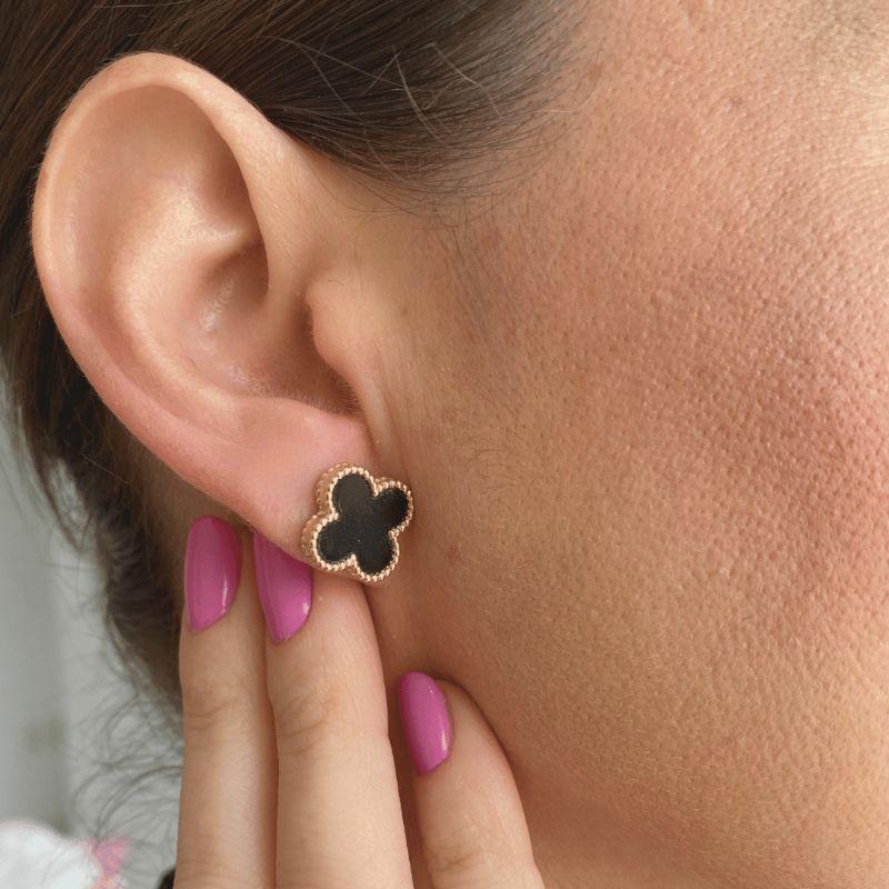 Brinco Trevo Onix Coleção Virginia Banho Ouro 18k Semijoia