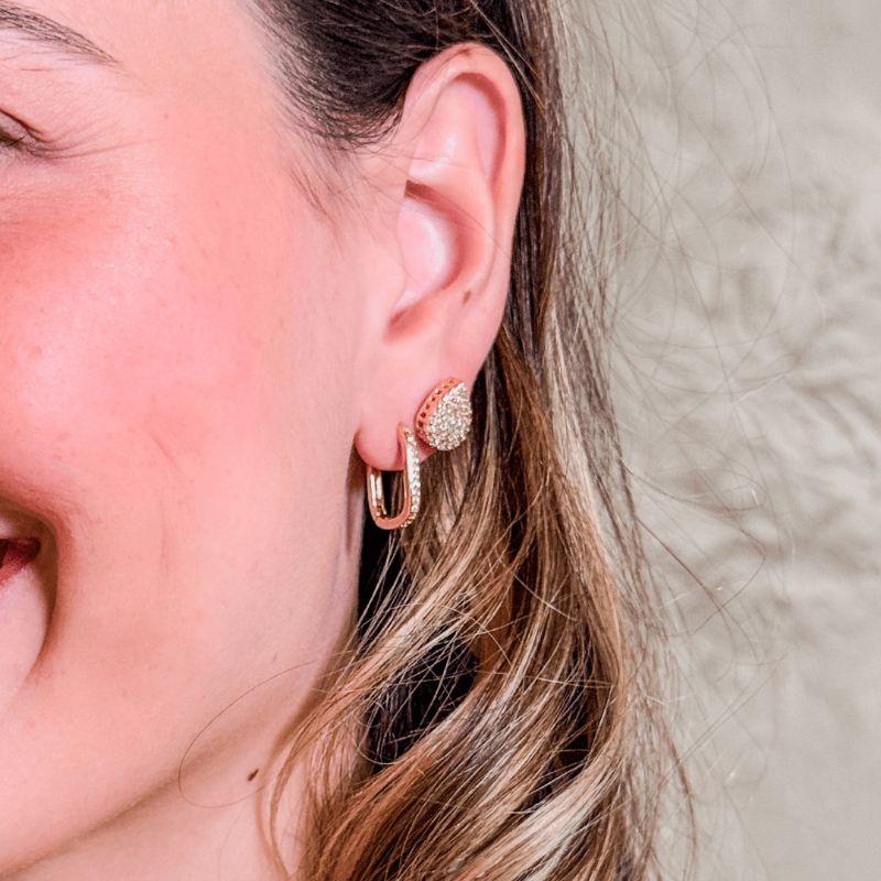 Brinco Argola Fina Média Cravejada com Zirconias Coleção Aura Banho Ouro 18k
