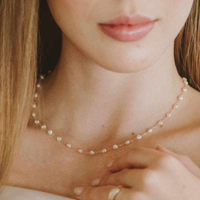Colar Choker Pérola Coração Delicado Essencial 40CM Banhado Em Ouro