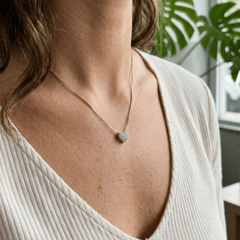 Colar Coração Cravejado Zircônias Coleção Aura 45CM Banhado Em Ródio