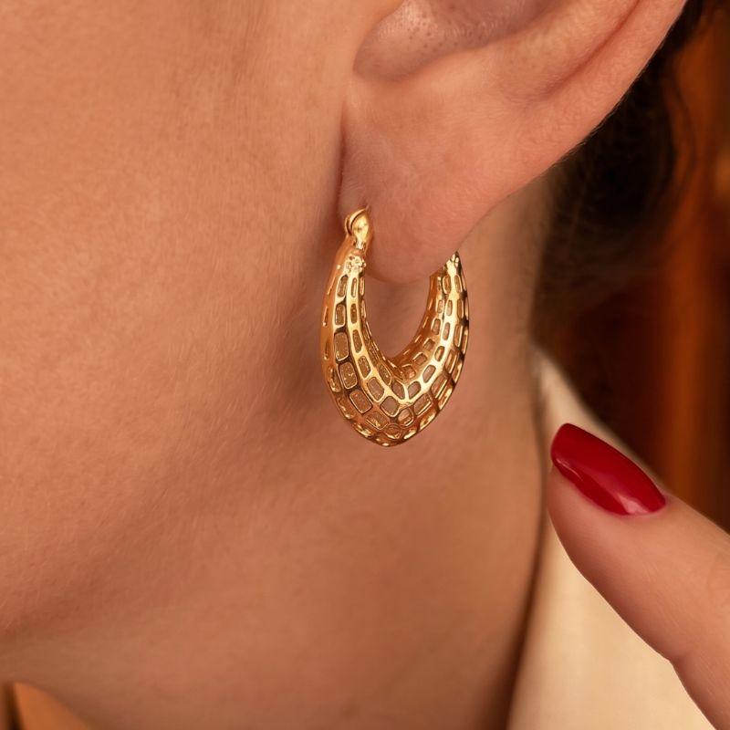 Brinco Argola Esculpida Lisa Florescer Banhado Em Ouro